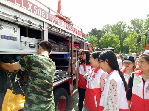 校红十字会志愿服务队举办消防急救知识演习活动        作者：王英杰 仲雪静 印菲(图1)