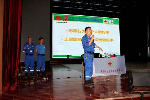 承德蓝天救援队为围场旅游发展大会志愿者进行技能培训(图3)