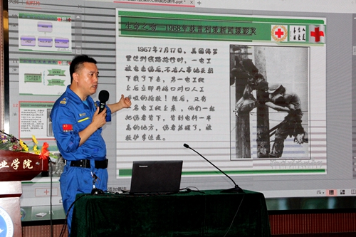 承德蓝天救援队为旅游发展大会学生志愿者进行技能培训(图2)