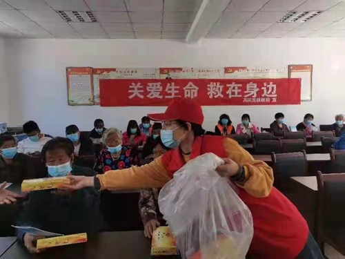 滦平县两间房镇红十字会开展“关爱生命  救在身边”进农村活动(图1)