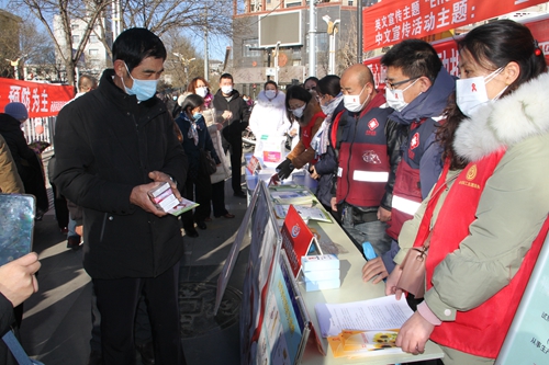 平泉市开展第34个“世界艾滋病日”宣传活动(图2)